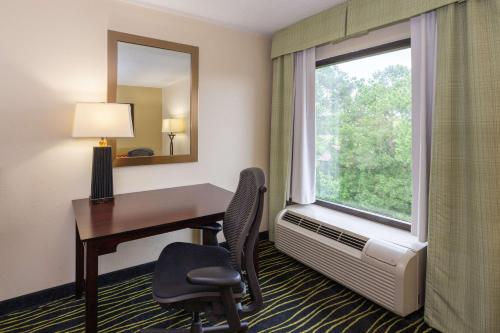 hampton inn columbia i 26 harbison blvd