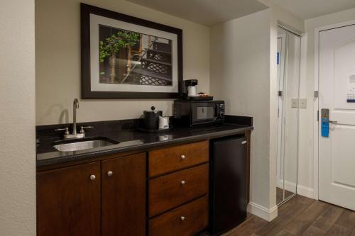 hampton inn columbia i 26 harbison blvd