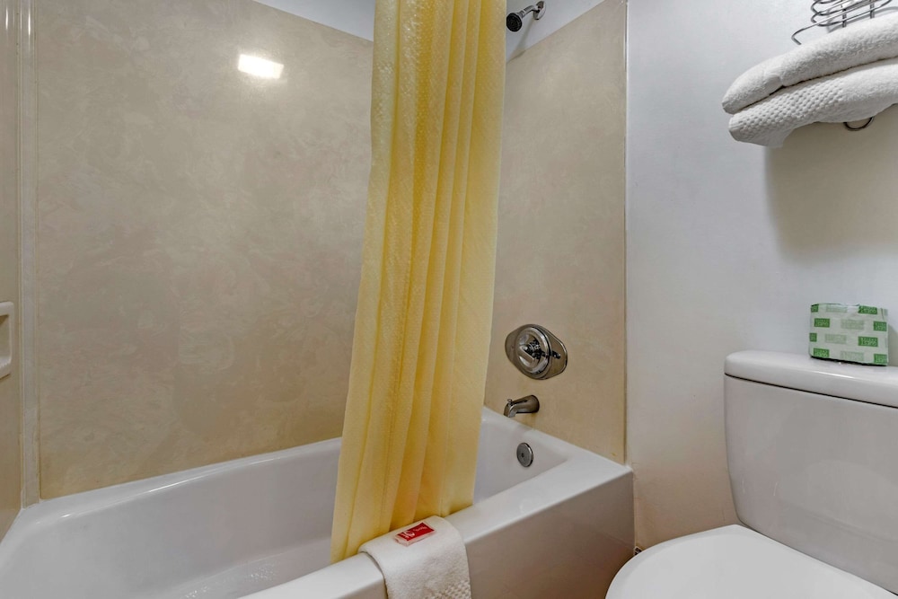 econo lodge inn and suites