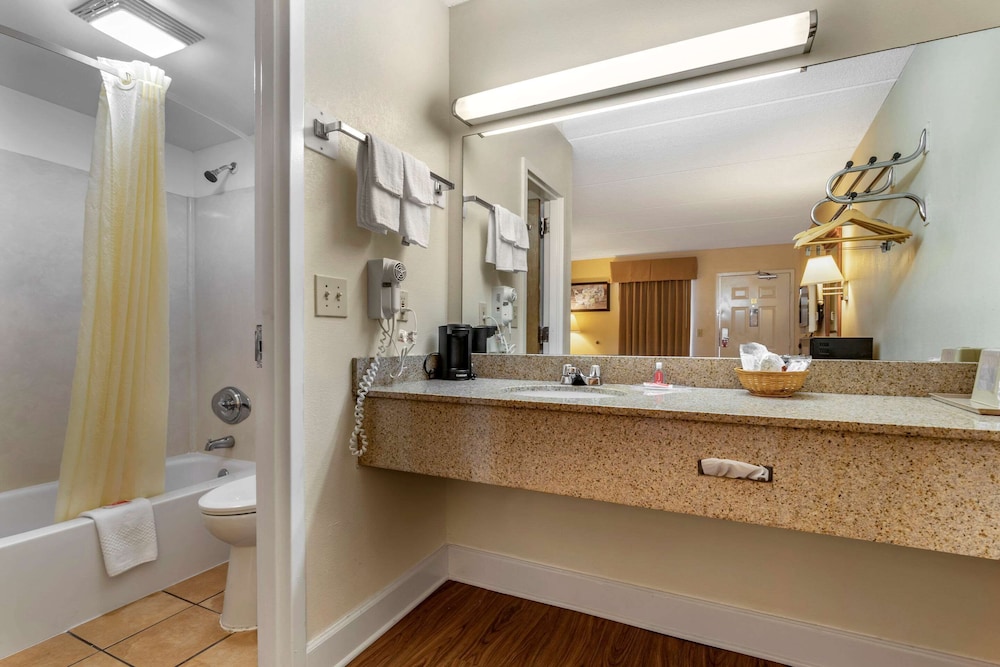 econo lodge inn and suites