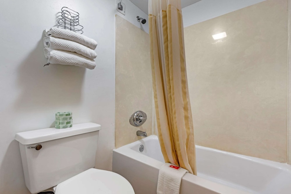 econo lodge inn and suites