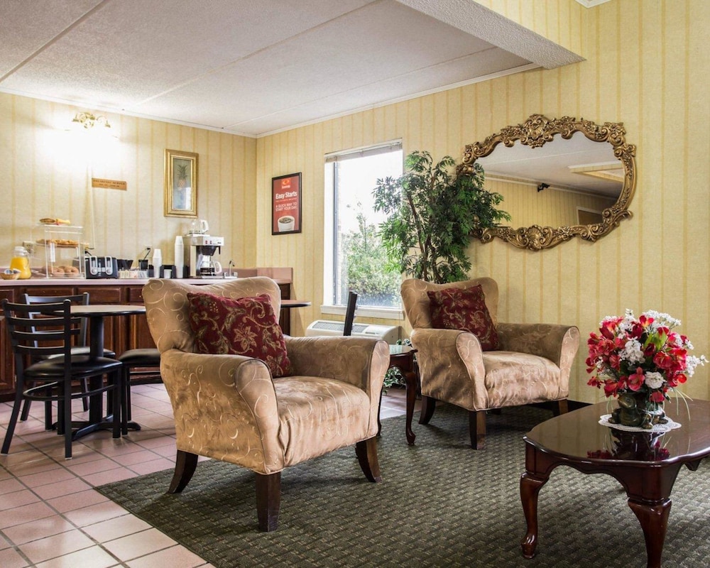 econo lodge inn and suites