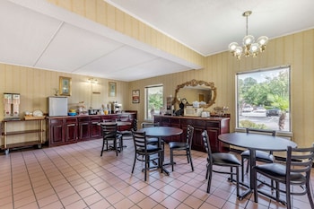 econo lodge inn and suites
