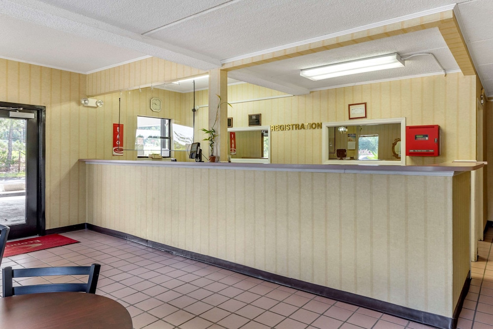 econo lodge inn and suites