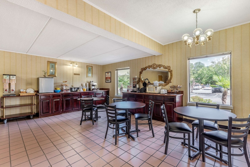 econo lodge inn and suites