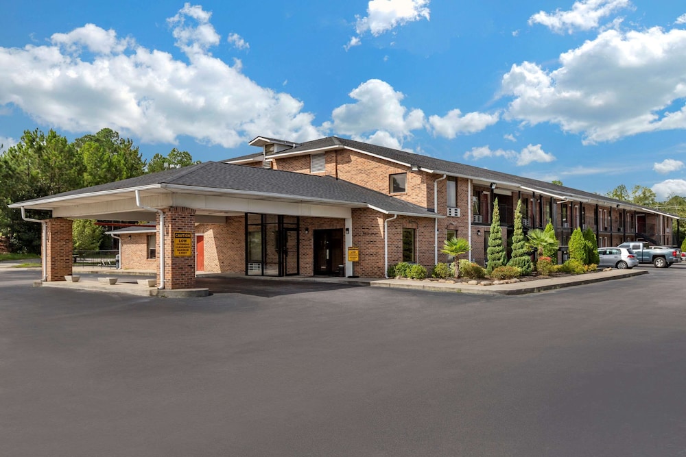 econo lodge inn and suites