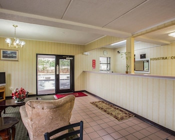 Econo Lodge Inn & Suites,Columbia>>Camden,2 star