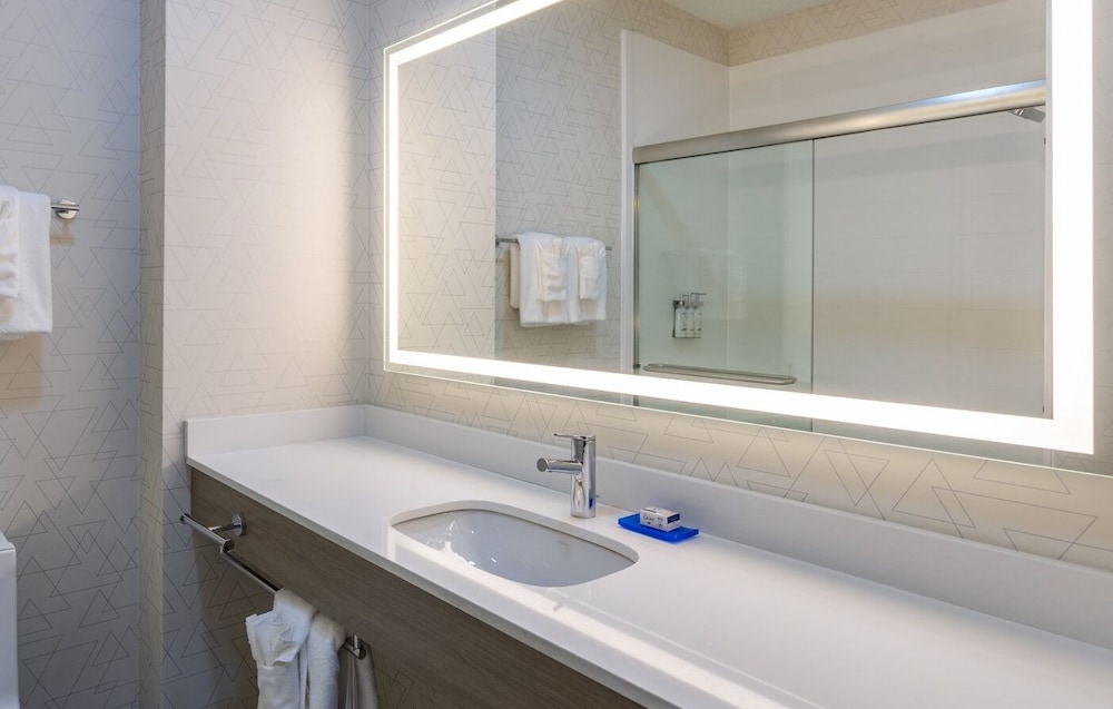 holiday inn express and suites center township by ihg