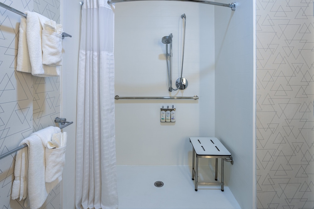 holiday inn express and suites center township by ihg