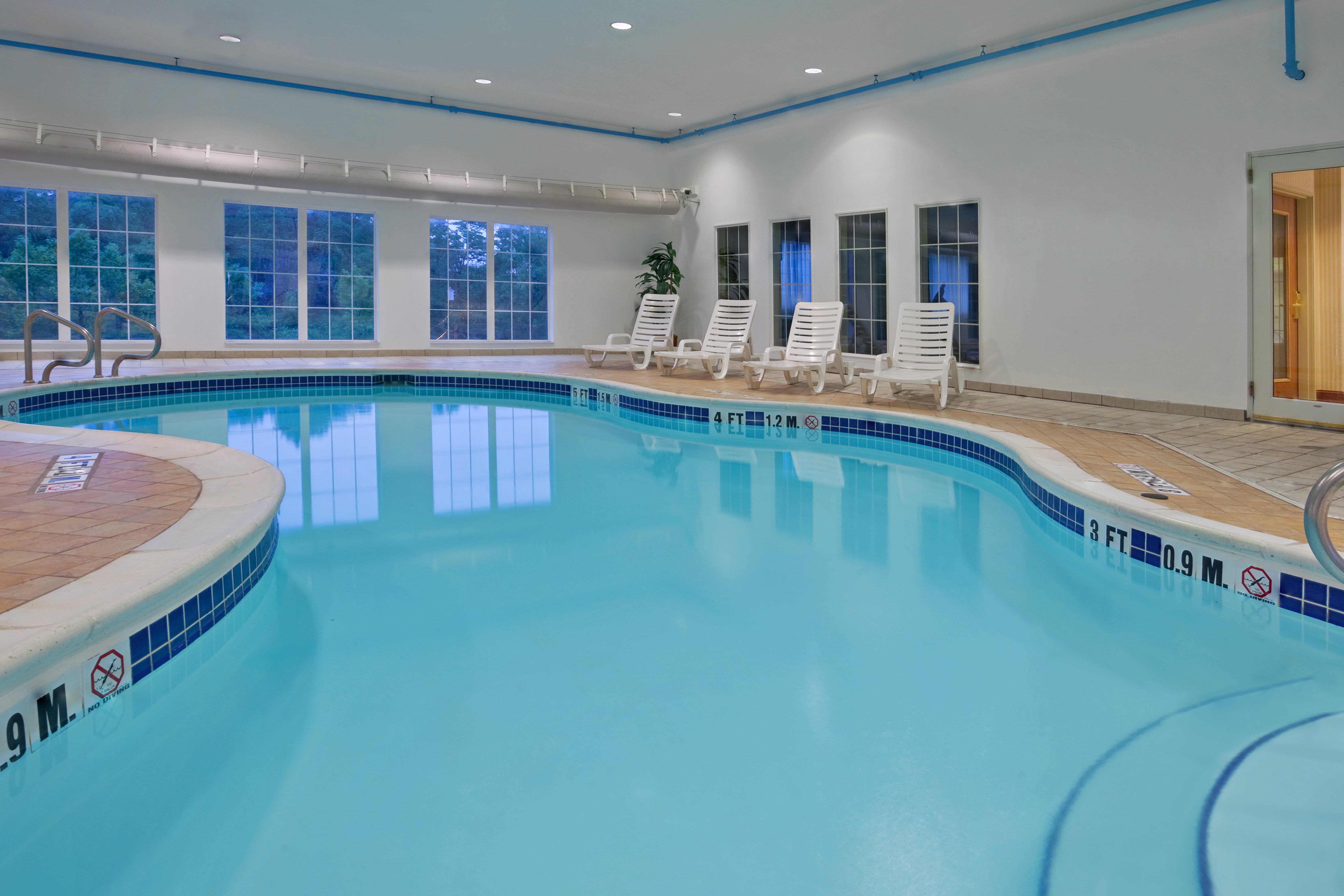 holiday inn express and suites center township by ihg