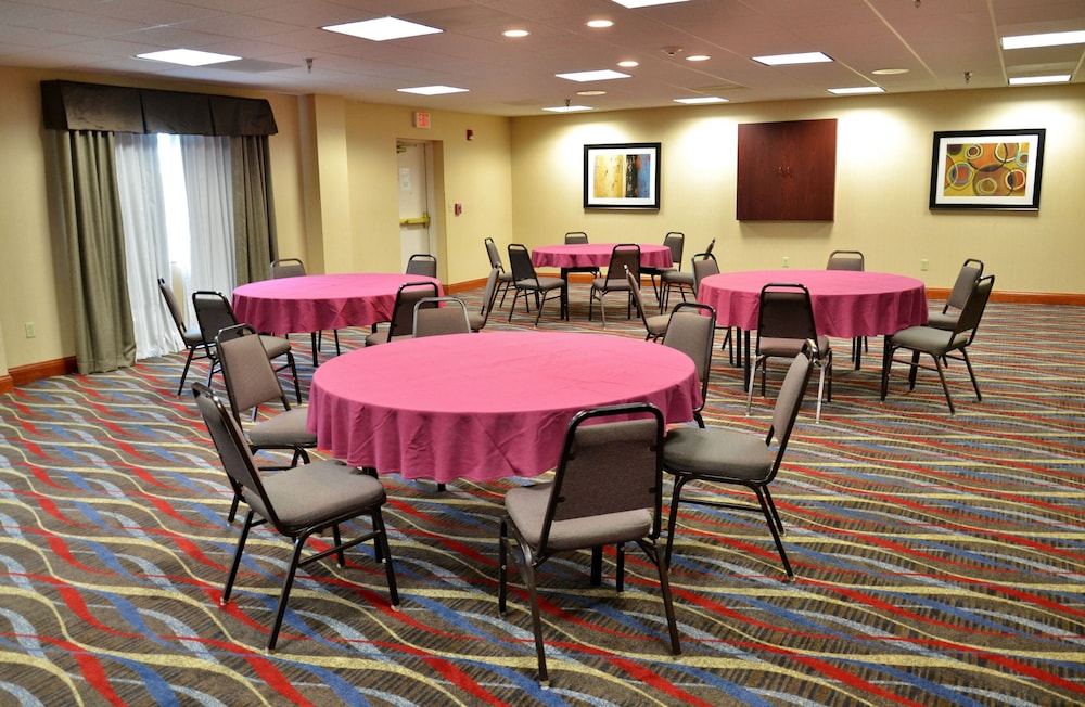holiday inn express and suites center township by ihg