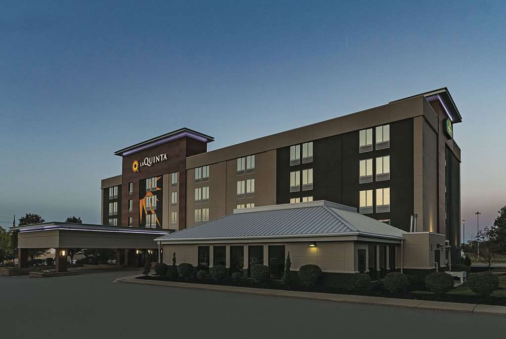 La Quinta Inn & Suites By Wyndham Cleveland Airport West