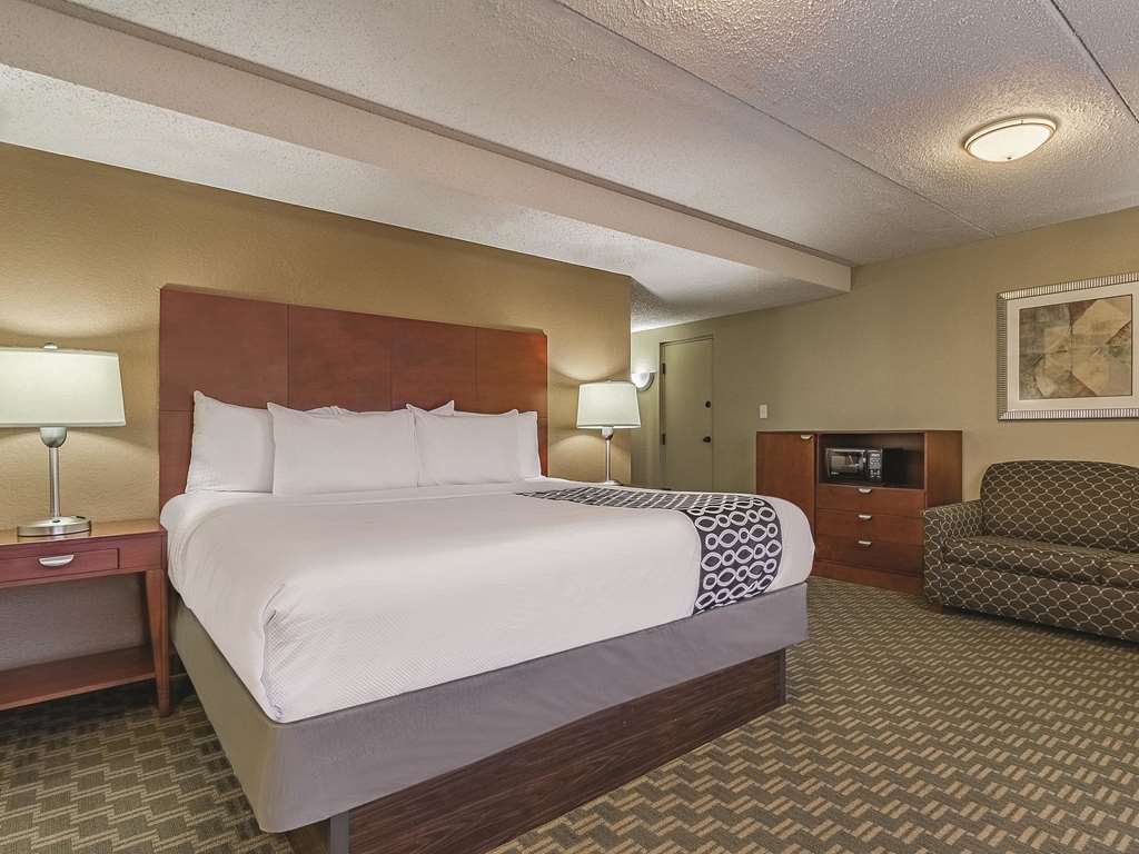la quinta inn and suites by wyndham cleveland airport west