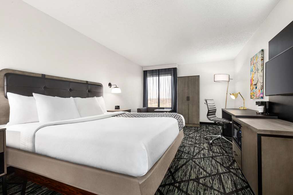 la quinta inn and suites by wyndham cleveland airport west