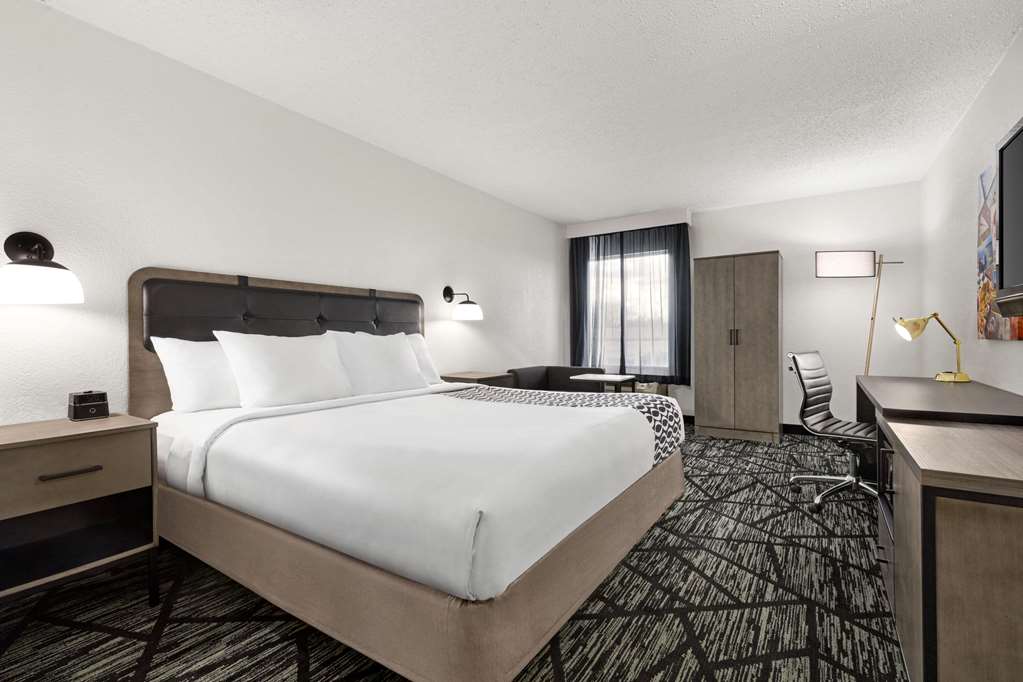 la quinta inn and suites by wyndham cleveland airport west