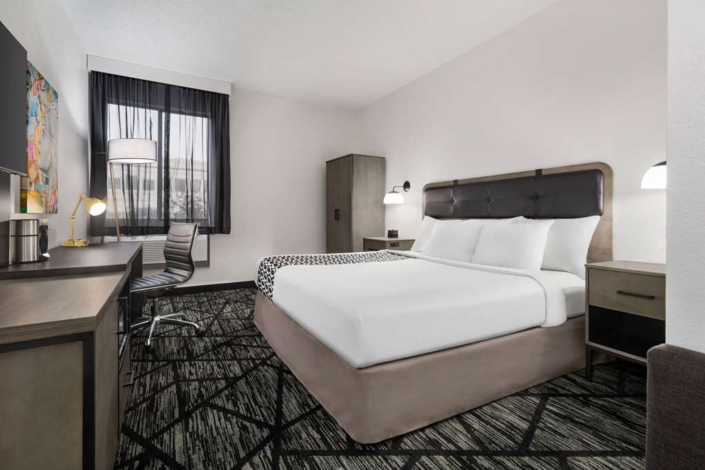 la quinta inn and suites by wyndham cleveland airport west