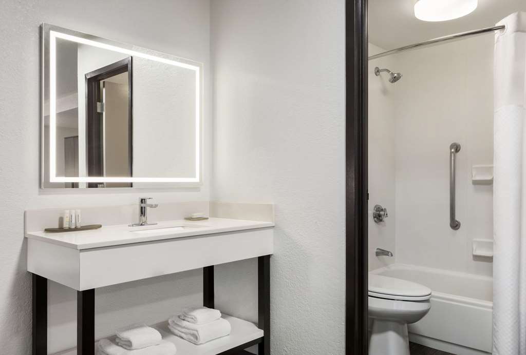 la quinta inn and suites by wyndham cleveland airport west