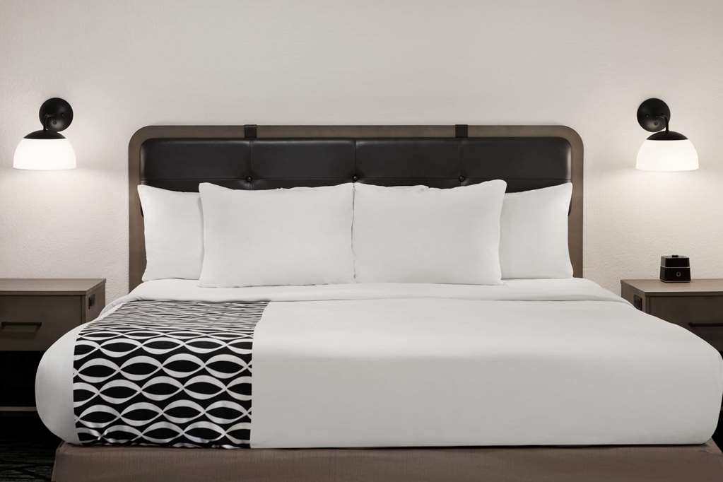 la quinta inn and suites by wyndham cleveland airport west