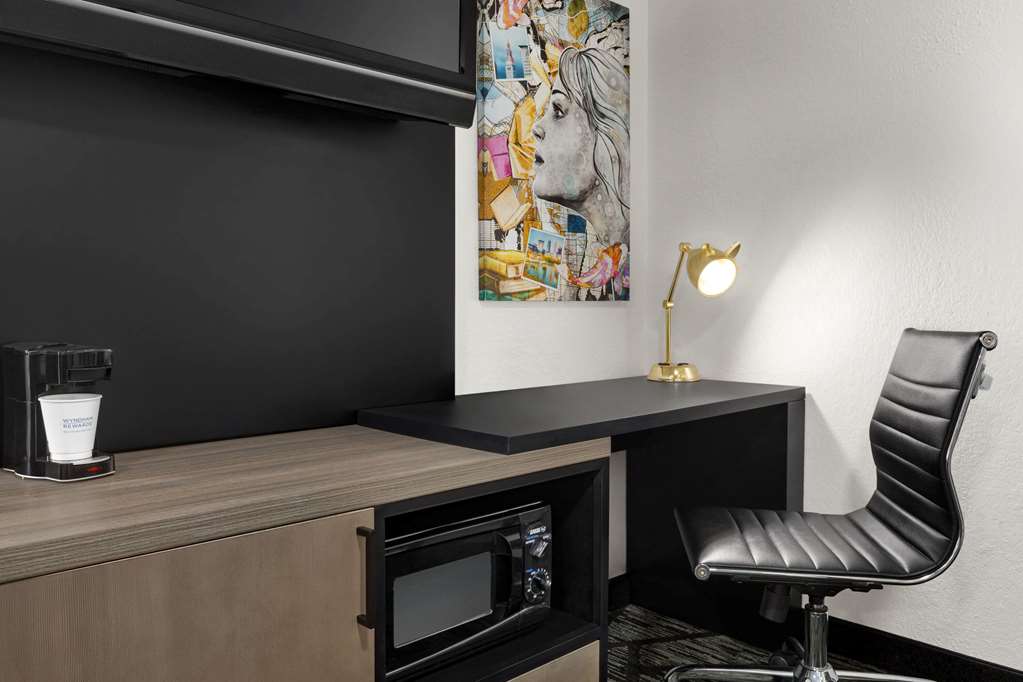 la quinta inn and suites by wyndham cleveland airport west