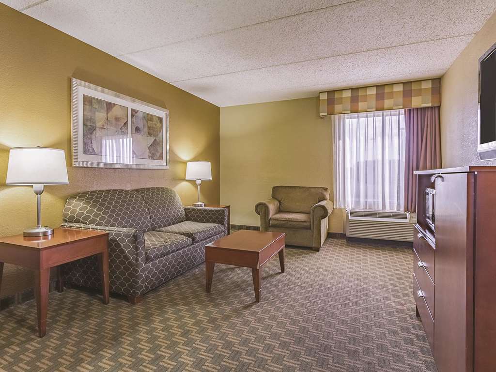 la quinta inn and suites by wyndham cleveland airport west
