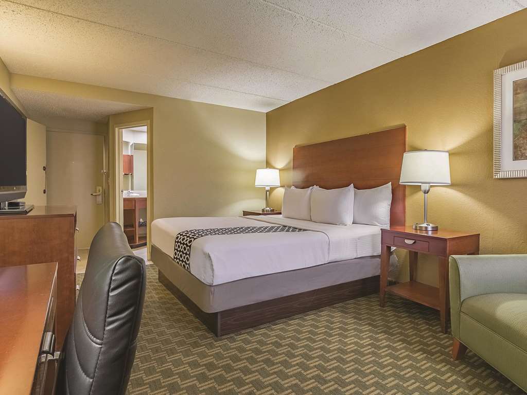 la quinta inn and suites by wyndham cleveland airport west