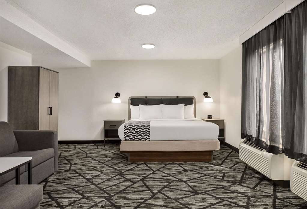 la quinta inn and suites by wyndham cleveland airport west