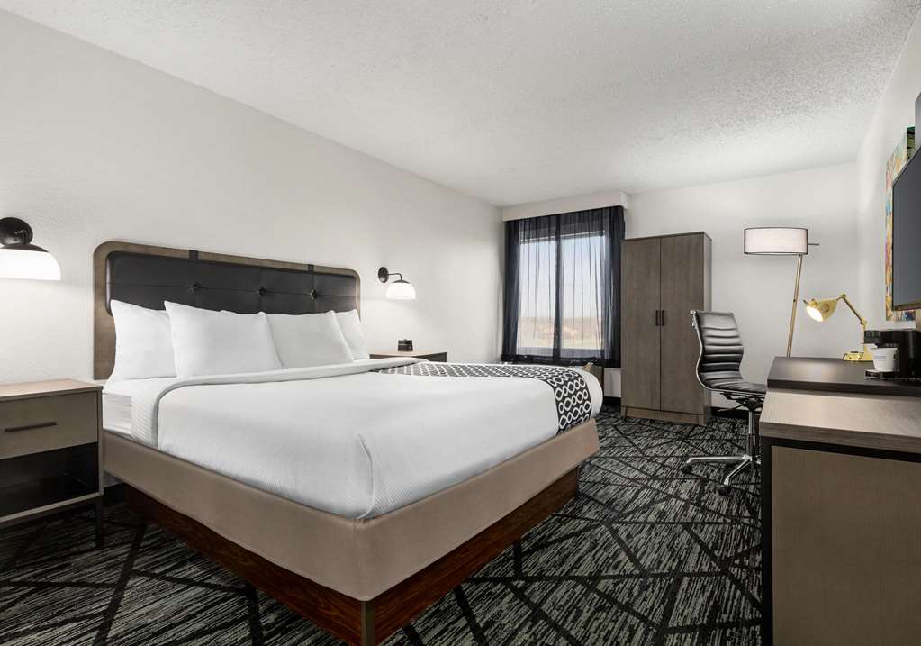 la quinta inn and suites by wyndham cleveland airport west
