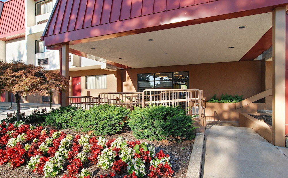 red roof inn cleveland airport middleburg heights