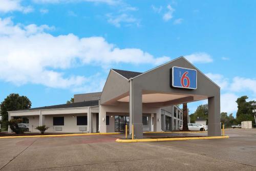 Motel 6 Lake Charles, La,On A Lake,2 star