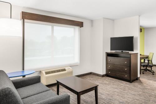 holiday inn express and suites wilmington newark by ihg
