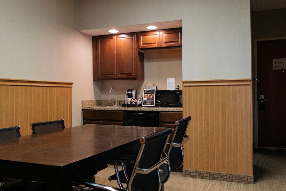 holiday inn express hotel and suites olathe north by ihg