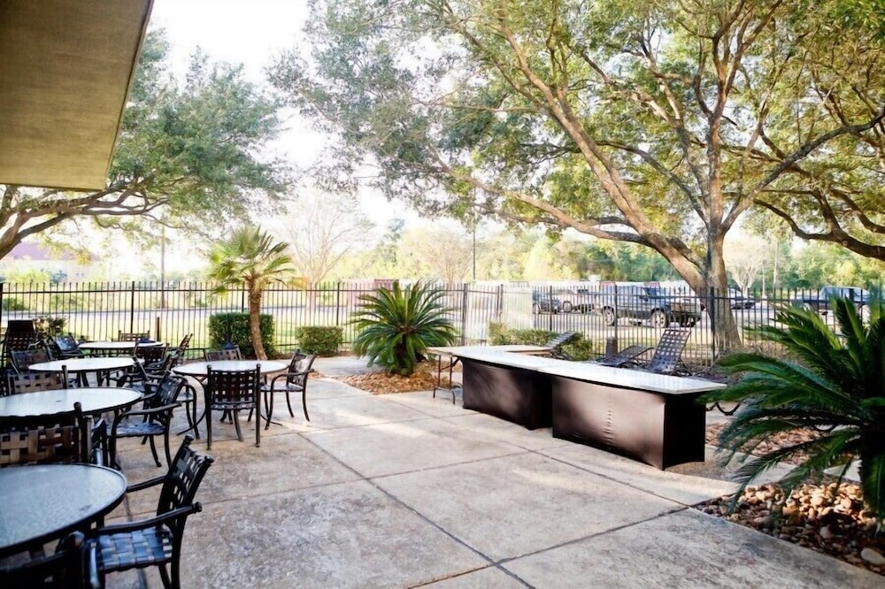 holiday inn beaumont plaza i 10 and walden