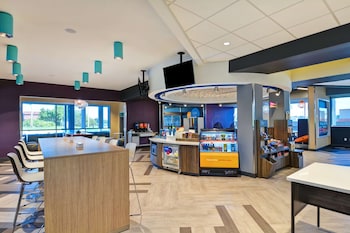 tru by hilton syracuse north airport area