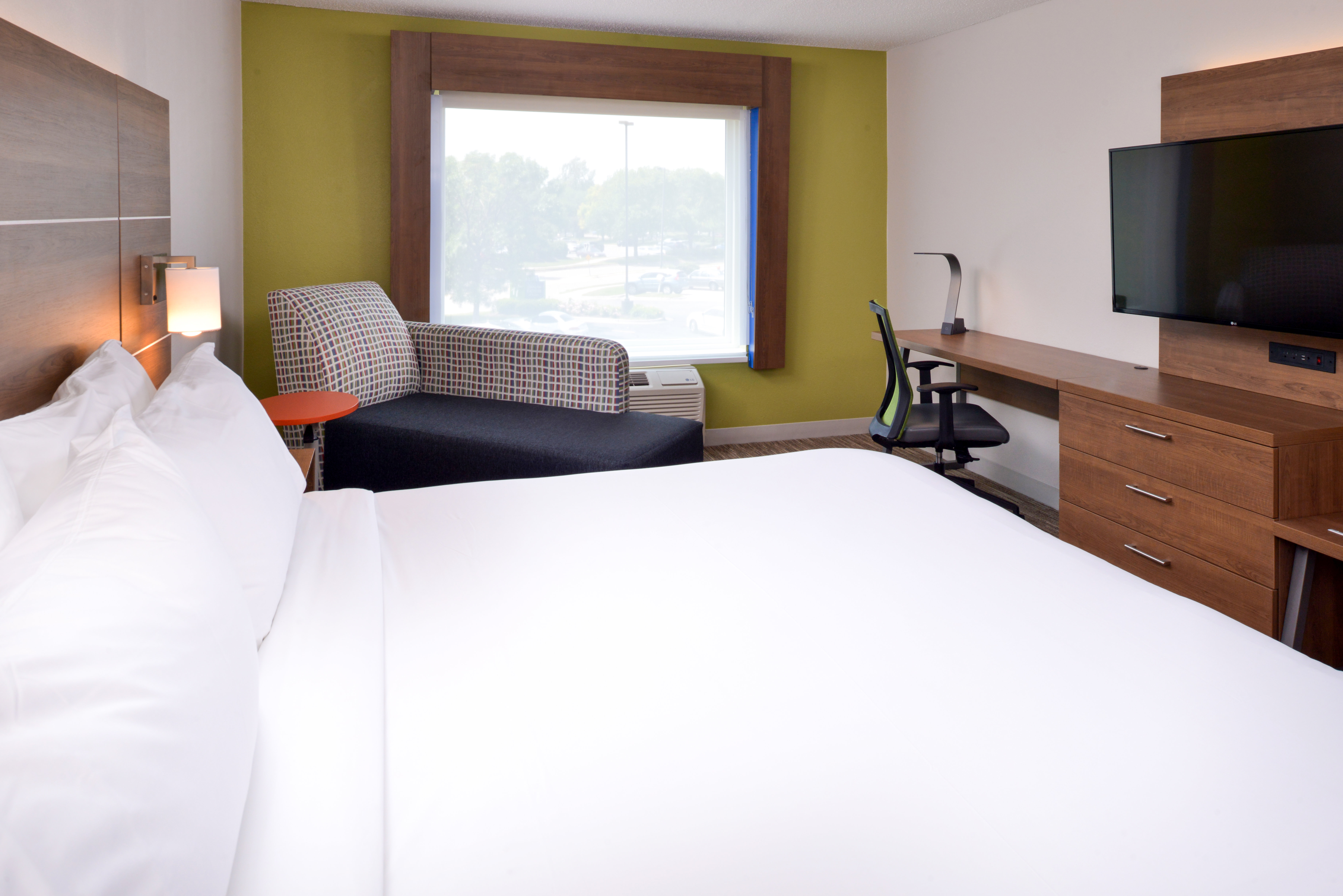 holiday inn express and suites omaha 120th and maple