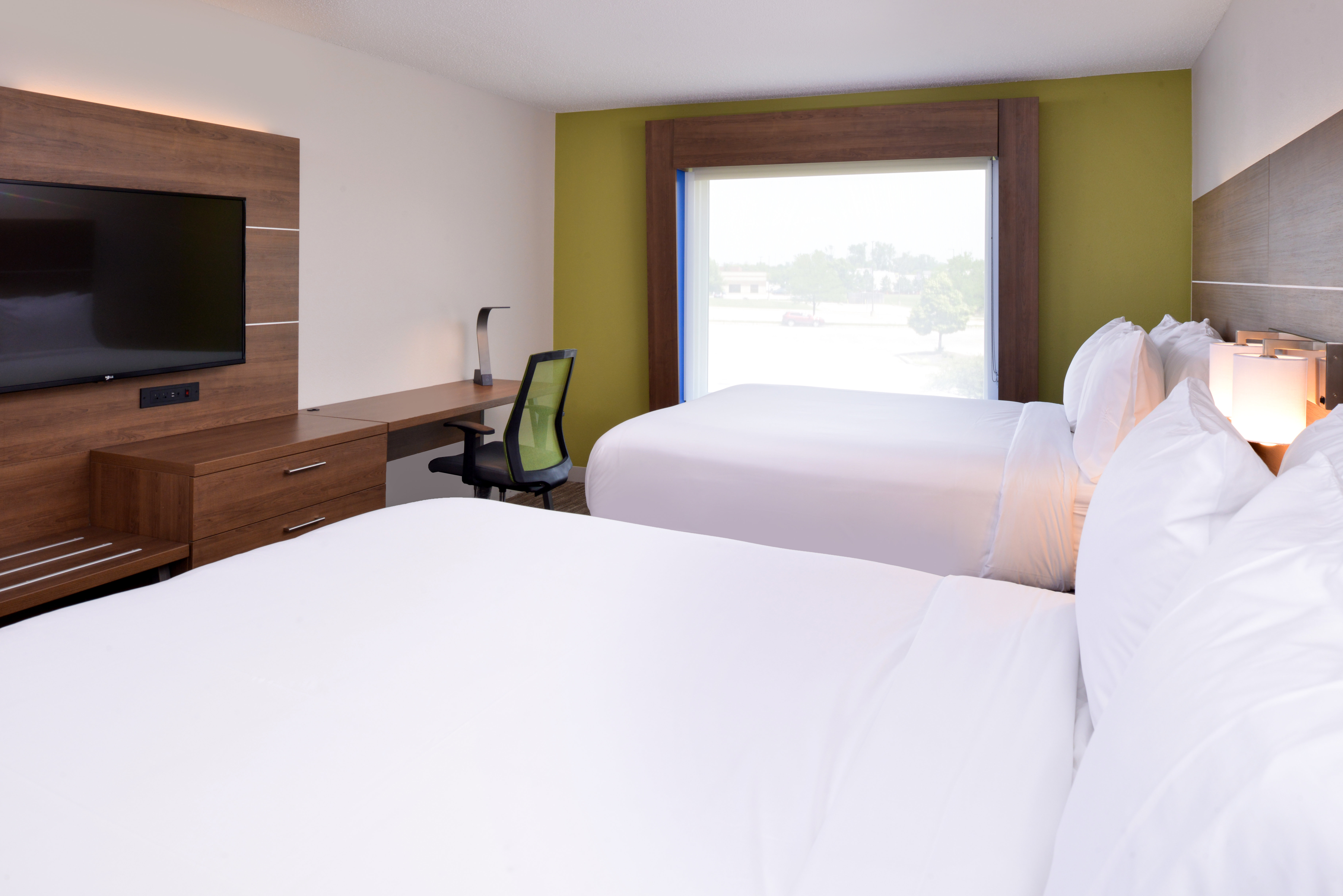holiday inn express and suites omaha 120th and maple