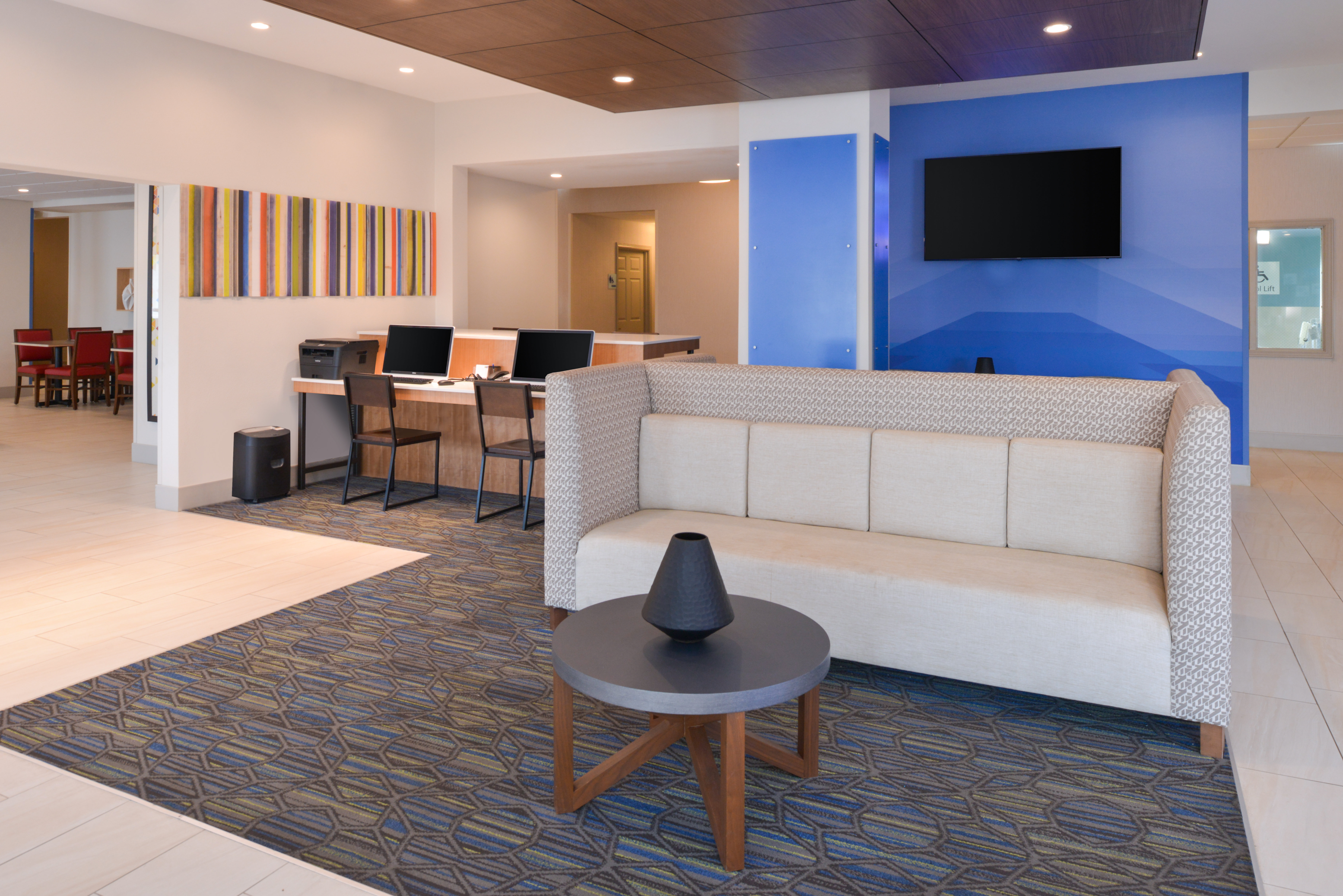 holiday inn express and suites omaha 120th and maple