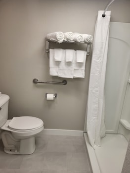 red fox inn and suites