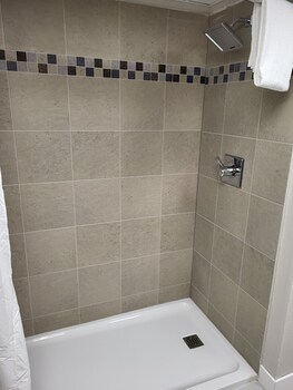 red fox inn and suites