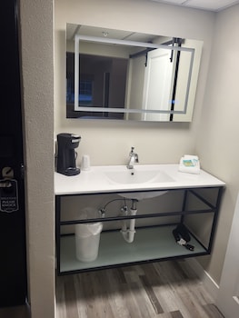 red fox inn and suites