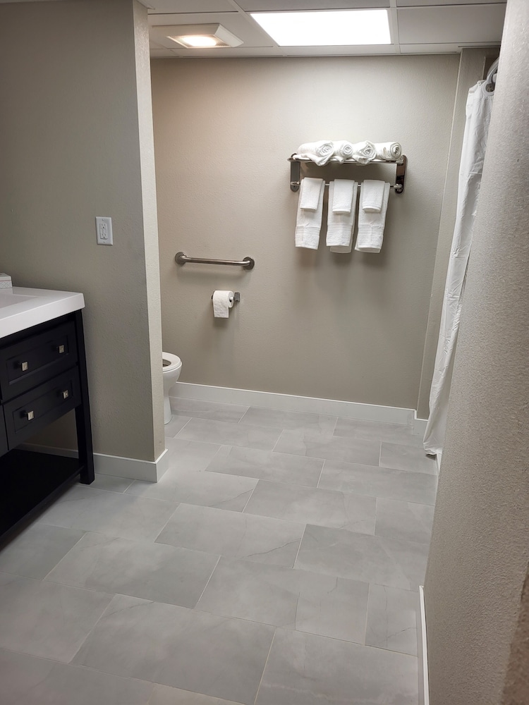 red fox inn and suites