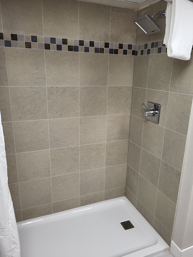 red fox inn and suites