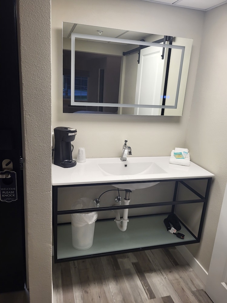red fox inn and suites
