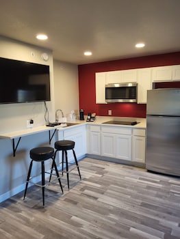 red fox inn and suites