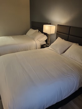 red fox inn and suites