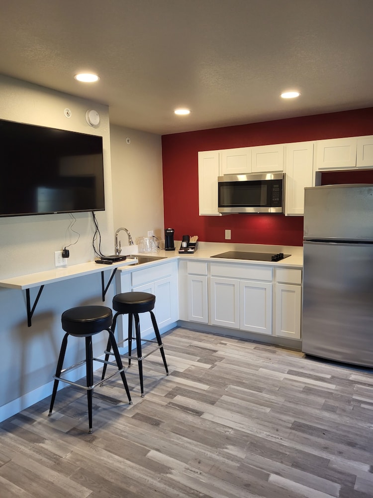 red fox inn and suites