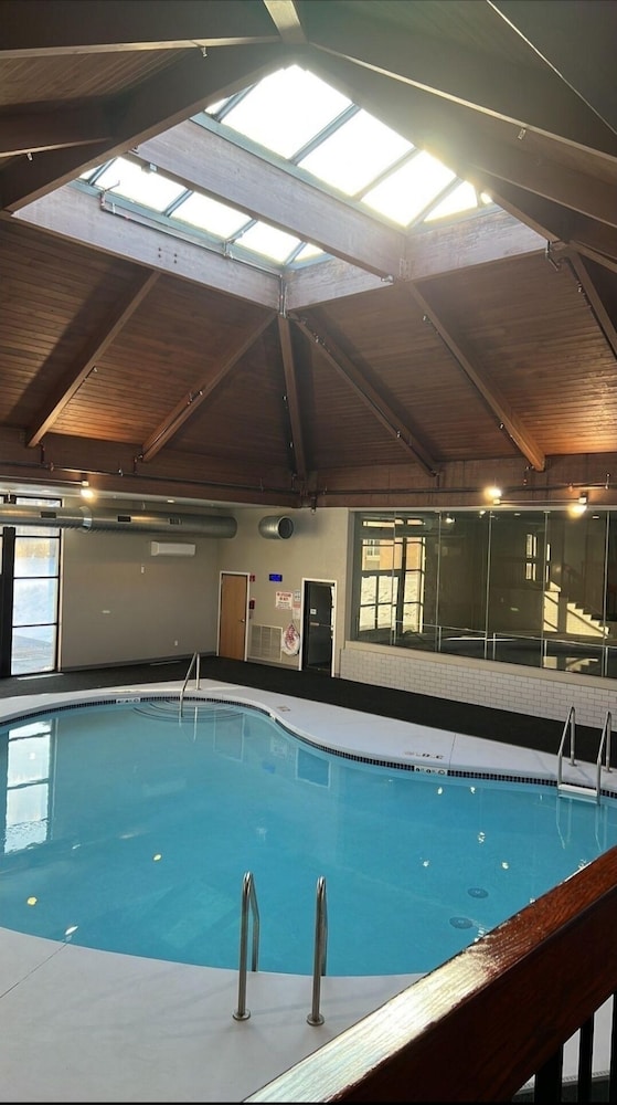 red fox inn and suites