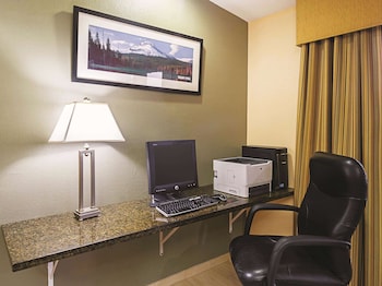 la quinta inn and suites by wyndham woodburn