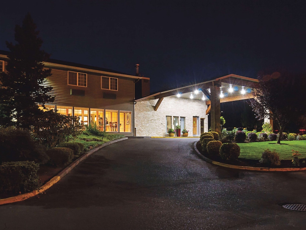 la quinta inn and suites by wyndham woodburn