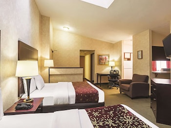 la quinta inn and suites by wyndham woodburn