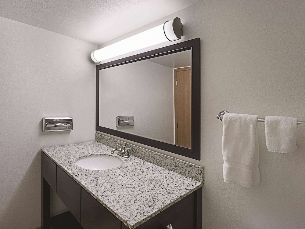 la quinta inn and suites by wyndham woodburn